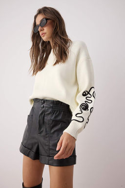 Ekru Oversize/Genis Kal?p Kol Islemeli Triko Kazak TWOAW26KZ00037