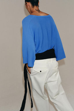 TOP PUNTO FLUIDO ESCOTE PICO / Azul?n