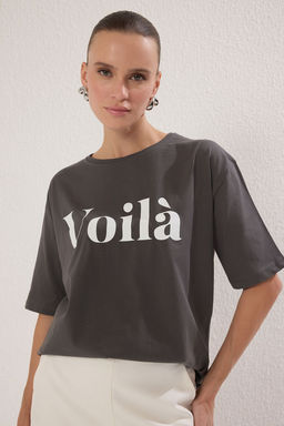 TRENDYOLMILLA Ekru %100 Pamuk Slogan Bask?l? Oversize/Genis Kesim Orme T-Shirt TWOSS25TS00179