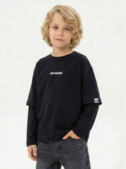 Лонгслив с принтом для мальчика с подзорным рукавом 22-7680 черный