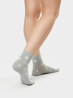 Цена за 5 пар! Комфортные носки женские светло-оливкового цвета с рисунком в виде ромашек - Mark formelle фото 2