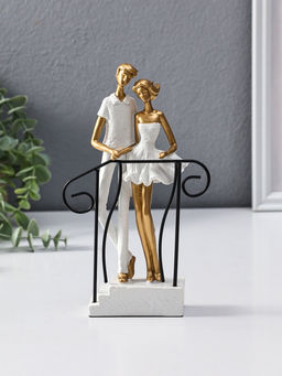 Сувенир полистоун "Парочка стоит на лестнице с перилами" бело-золотой 4,4х12,5х21 см