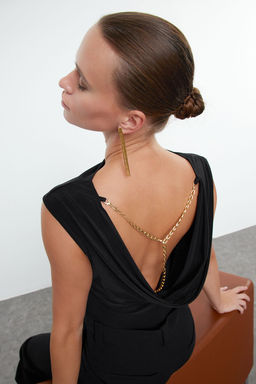 Trendyolmilla Siyah S?rt Detayl? Zincir Aksesuarl? Degaje Yaka Orme Bluz TPRAW25BZ00004