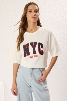 TRENDYOLMILLA Bordo %100 Pamuk Oversize/Genis Pach Nak?sl? Orme T-Shirt TWOSS25TS00069