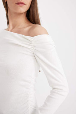 Женская облегающая однотонная футболка в рубчик с узким вырезом на одно плечо и длинным рукавом - Defacto фото 5