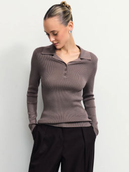 Джемпер из вискозы с отложным воротником / Zarina