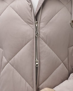 Пальто зимнее утепленное с капюшоном женское светло-коричневого цвета 7637SK - Visdeer фото 16