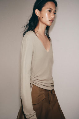 CAMISETA ESCOTE PICO LAZADAS / Marr?n / Topo - Zara фото 5