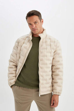 Водоотталкивающее стеганое пальто приталенного кроя с воротником-стойкой