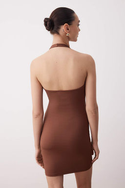 Kahverengi Boyundan Gecmeli Vucuda Oturan Esnek Mini Orme Elbise TWOSS25EL00899 - Trendyolmilla фото 4
