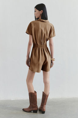 Limited Edition Camel Beli Lastikli Fermuar Detayl? Mini Dokuma Tulum TWOSS25TU00026