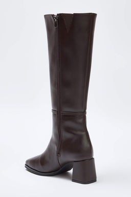 Kahverengi Bant Detayl? Kare Burun Blok Topuklu Kad?n Cizme
TAKAW26CZ00007 - Trendyolmilla фото 6