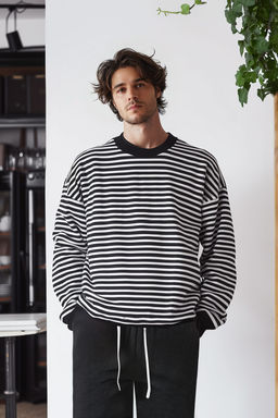 TRENDYOL MAN Siyah-Beyaz Oversize/Genis Kesim Yumusak Dokulu Cizgili Sweatshirt TMNAW25SW00169