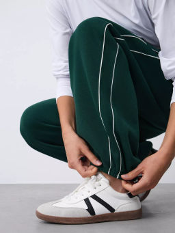 Спортивные брюки с декоративными кантами