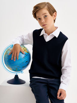 Темно-синий вязаный жилет для мальчика