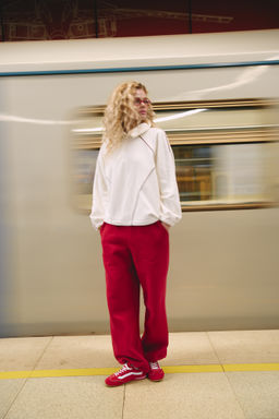 Олимпийка с контрастными окантовками и утяжкой "Молоко" женская