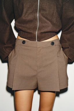PLEATED BUTTON SHORTS