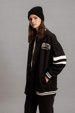 Мягкий пушистый кардиган-бомбер с вышитым воротником колледжа внутри - Defacto фото 4