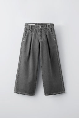 LOOSE-FITTING DARTED JEANS