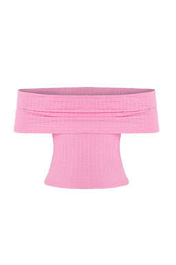 Pembe Dokulu Karmen Yaka Vucuda Oturan Crop Esnek Orme Bluz TWOSS25BZ00602