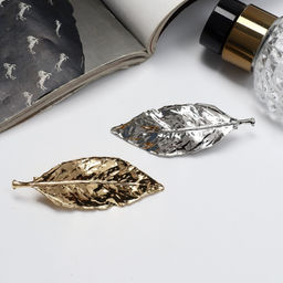 Цена за 2 шт. Зажимы для волос QF «Лиен», листики, 7 см, набор 2 шт., серебристо-золотые