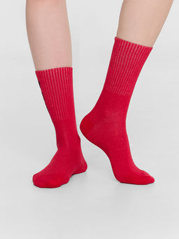 Цена за 5 пар! Носки женские высокие красные с надписью Мир трудный - Mark formelle фото 2