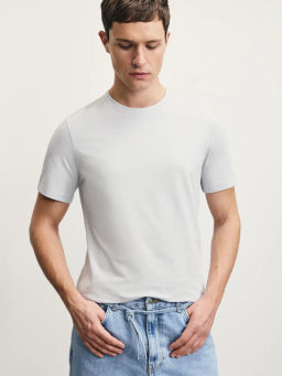 Базовая футболка slim fit / Zarina