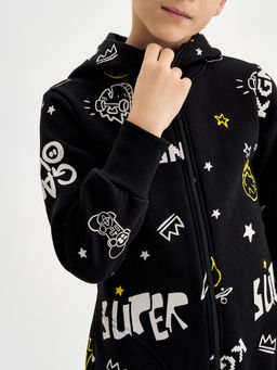 Черный комбинезон для мальчика с принтом