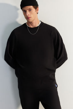 TRENDYOL MAN Siyah Oversize/Genis Kesim Limited Edition Dokulu Etiket Detayl? Sweatshirt TMNAW24SW00073