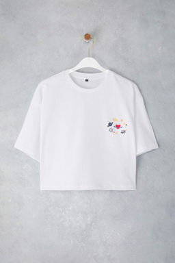 Beyaz Galaksi Bask?l? Relaxed/Rahat Kal?p %100 Kal?n Pamuklu Crop Orme T-Shirt TWOSS23TS00038
