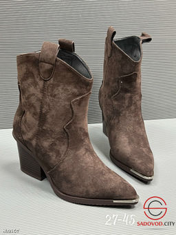 Ботинки демисезонные казаки с круглым носом замшевые