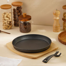 Сковорода чугунная на деревянной подставке SL Home, d=25 см, h=3 см, чёрная