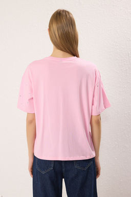 Pembe Pamuklu Tas Detayl? Relaxed/Genis Rahat Kesim Bisiklet Yaka Orme T-Shirt TWOSS23TS00153