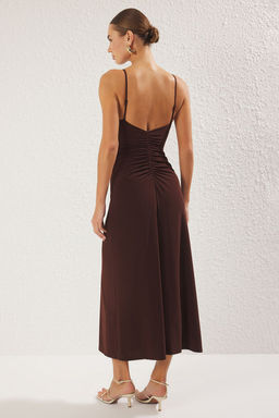 Kahverengi Ask?l? S?rt Dekolteli A-line/Can Ac?lan Esnek Maxi Orme Elbise TWOSS25EL00539