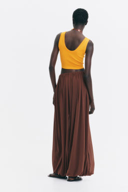 Top cropped sin mangas en punto fino - H&m фото 5