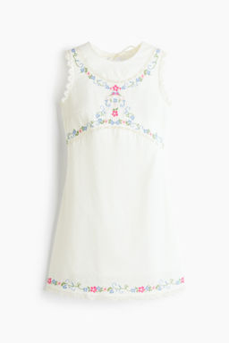 Vestido bordado con espalda descubierta