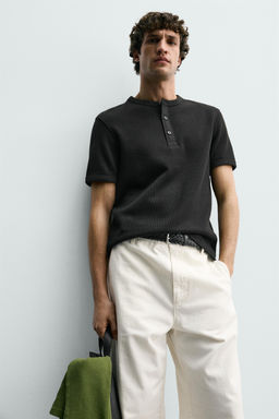 CAMISETA ESTRUCTURA CUELLO PANADERO / Negro