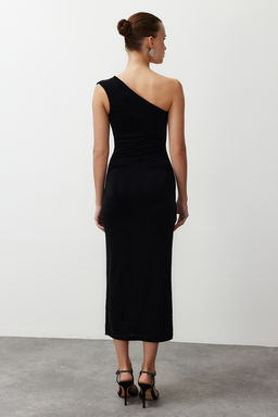 TRENDYOLMILLA Siyah Astarl? Par?lt?l? Simli Orme S?k Abiye Elbise TPRSS24EL00172