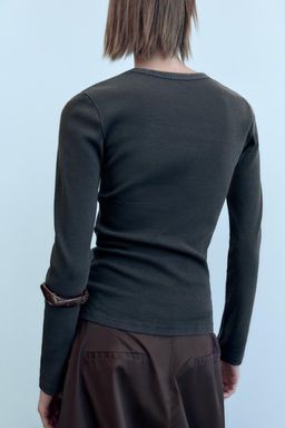 LONG SLEEVE WASHED EFFECT RIBBED T-SHIRT - Zara фото 16