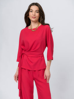 Блуза малинового цвета с декоративным поясом