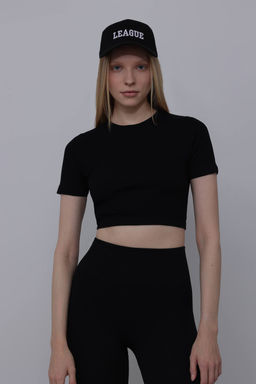 Укороченный спортивный топ