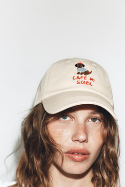 GORRA BORDADOS TEXTO TECKEL / Arena