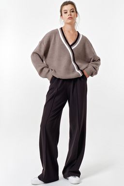 Пуловер вязаный оверсайз со спущенным плечом из хлопка капучино