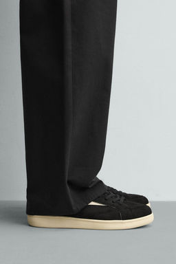 ZAPATILLA ESTILO RETRO / Negro