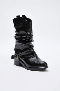 Siyah K?r?s?k Cilt Toka Detayl? Koruklu Blok Topuklu Kad?n Cizme TAKAW26BO00084