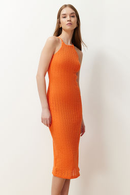 TRENDYOLMILLA Turuncu Triko Gorunumlu Shift/Duz Kesim Halter Yaka Midi Esnek Orme Kalem Elbise TWOSS24EL00594  фото 3