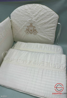 Набор в кроватку включает бортики, балдахин, простыню без резинки, наволочку, подушку и одеяло-пододеяльник.