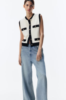 Sueter sin mangas con botonadura frontal