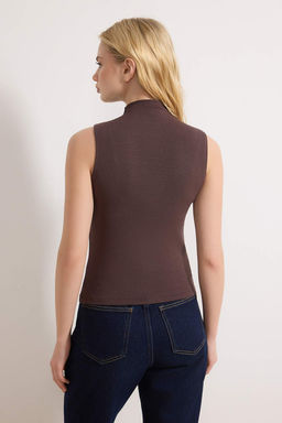 Kahverengi Dik Yaka S?f?r Kol Super Esnek Regular Boy Orme Bluz TWOSS25BZ00200