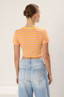 Trendyolmilla Premium Tas Ekru Cizgili Viskoz/Yumusak Kumas Crop Bisiklet Yaka Esnek Orme Bluz TWOSS23BZ00198 фото 21